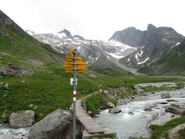 Wegweiser bei Punkt 1965 m.ü.M. Überquerung des Rein da Plattas. Wir haben Alp Sura erreicht