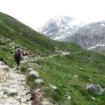 auf einem schönen Bergpfad geht die Wanderung weiter. Unser nächstes Ziel, die Camona da Medel