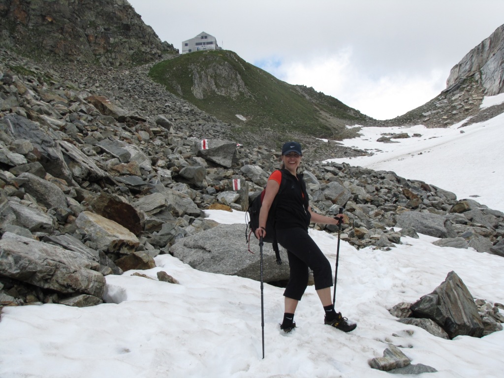 Franziska findet es lustig über Schnee zu laufen