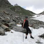 Franziska findet es lustig über Schnee zu laufen