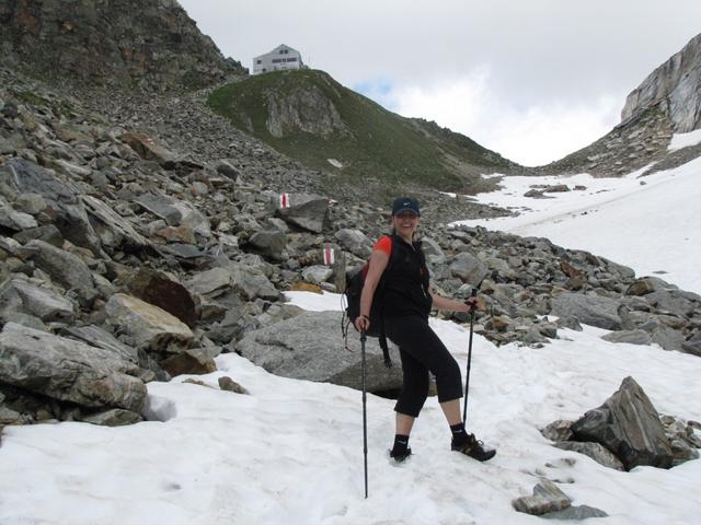 Franziska findet es lustig über Schnee zu laufen