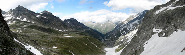 Breitbildfoto von der Camona da Medel ins Val Lavaz