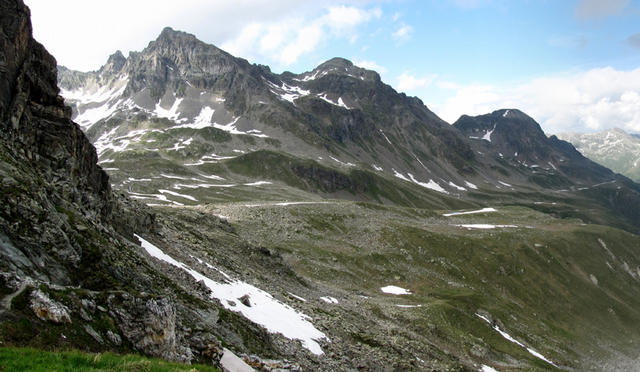 Breitbildfoto. Über diese Hangterrasse werden wir morgen Richtung Tenigerbad wandern