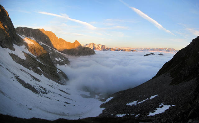 Breitbildfoto. Morgenstimmung mit Blick von der Camona da Medel Richtung Val Plattas