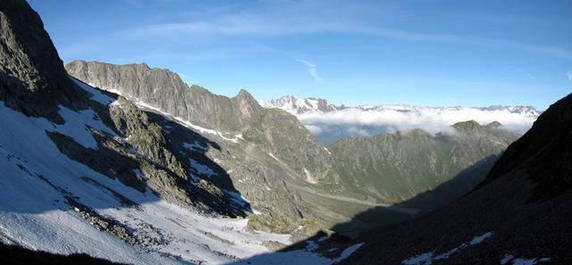 Breitbildfoto. Blick von der Camona da Medel Richtung Val Plattas. Der Nebel ist weg