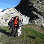 Franziska, Franco und Mäusi vor der Camona da Medel