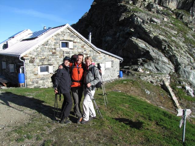 Franziska, Franco und Mäusi vor der Camona da Medel