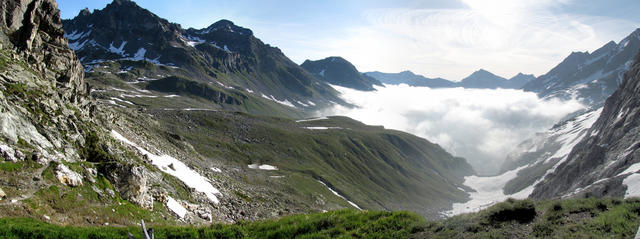 Breitbildfoto von der Camona da Medel ins Val Lavaz. Links gut ersichtlich der Hüttenweg