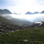 das Val Lavax liegt noch unter einer hauchdünnen Nebeldecke
