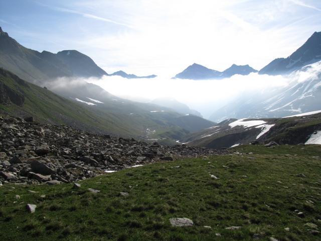 das Val Lavax liegt noch unter einer hauchdünnen Nebeldecke