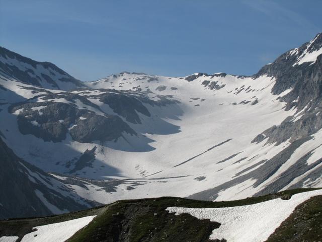 Blick zum Gletscher da Lavax, mit Fuorcla Sura da Lavax. Der Übergang in die Greina Ebene