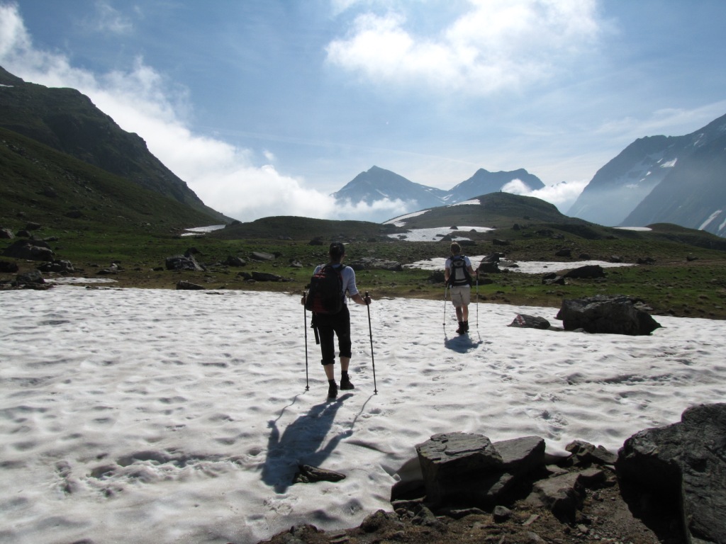 teilweise führt der Wanderweg noch über Altschneefelder