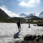 teilweise führt der Wanderweg noch über Altschneefelder