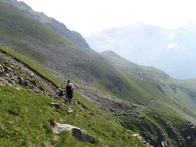 hier wurde teilweise der Weg durch Hangrutschungen mitgerissen. Markierung spärlich bis gar nicht mehr vorhanden