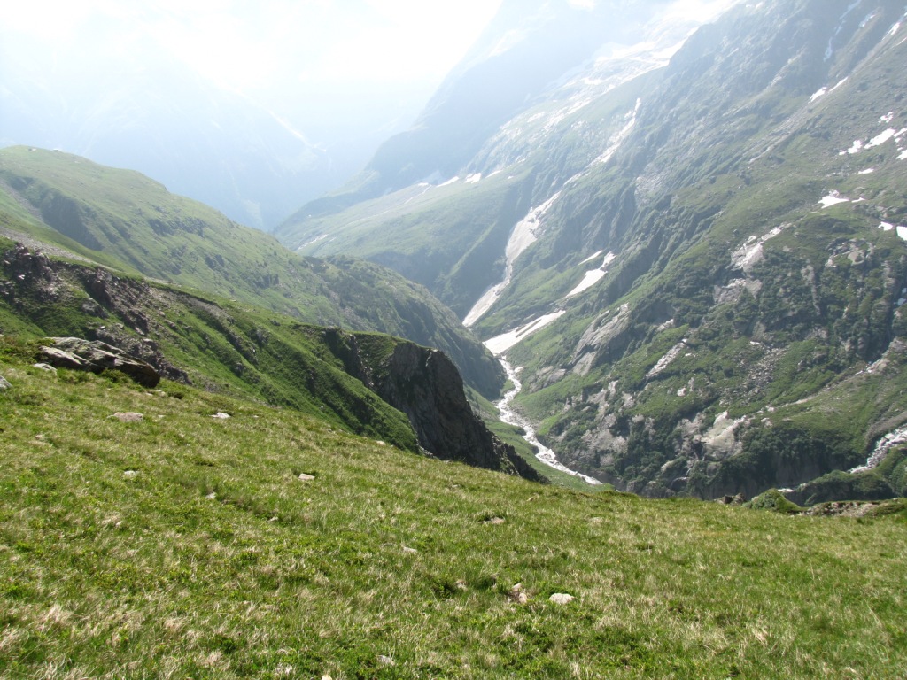 tief unter uns der Talboden des Val Lavax