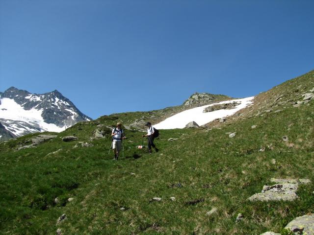 bei der Alp Rentiert Dadens lassen wir die letzten Altschneefelder hinter uns