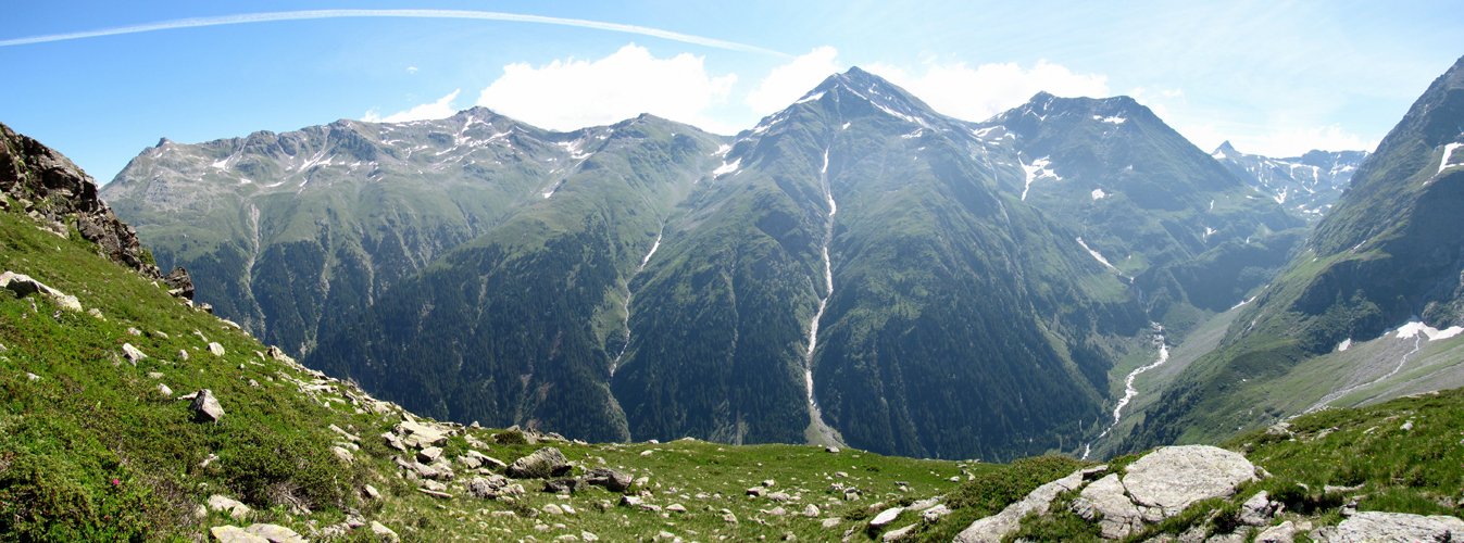 Breitbildfoto mit Blick ins Val Sumvitg mit Piz Cavel