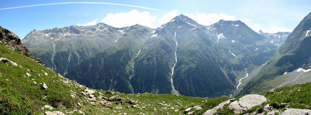 Breitbildfoto mit Blick ins Val Sumvitg mit Piz Cavel