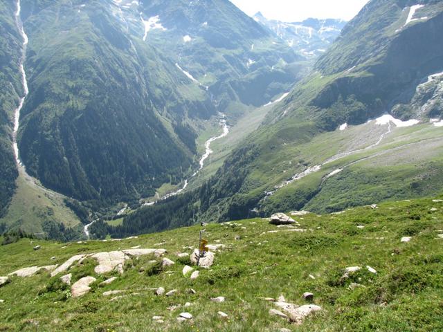 tief unter uns das Val Sumvitg. Rechts sieht man den Übergang in die Greina Ebene und zur Terri Hütte