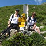 Franziska und Mäusi beim Wegweiser auf Alp Cuolmet 2100 m.ü.M.
