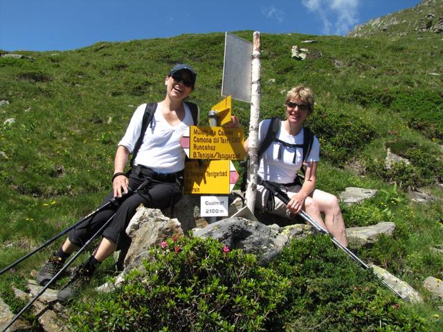 Franziska und Mäusi beim Wegweiser auf Alp Cuolmet 2100 m.ü.M.