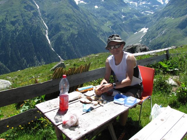 Franco bereitet das Mittagessen vor. Alphütte bei Rentiert Dadens 1964 m.ü.M.