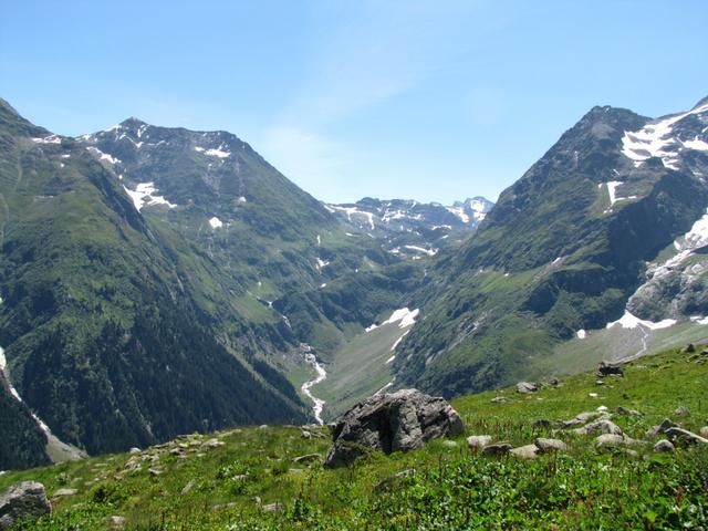 Blick von der Alphütte Rentiert Dadens Richtung Übergang zur Camona da Terri und in die Greina Ebene