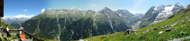 sehr schönes Breitbildfoto von der Alphütte Rentiert Dadens 1964 m.ü.M. aus gesehen ins Val Sumvitg