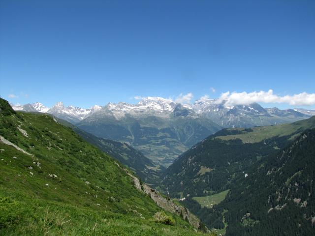 Blick in die Surselva. In der Mitte der Tödi