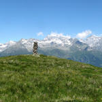 Breitbildfoto mit Blick in die Surselva vom Steinmann Punkt 2028 m.ü.M. aus gesehen