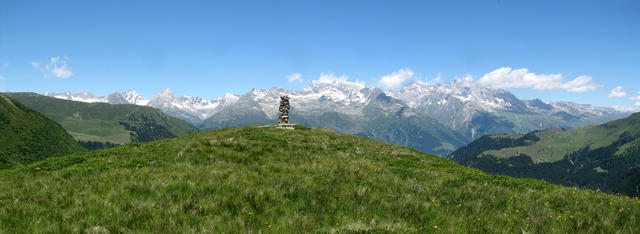 Breitbildfoto mit Blick in die Surselva vom Steinmann Punkt 2028 m.ü.M. aus gesehen