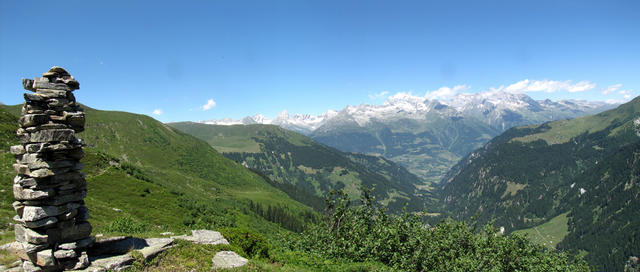 Breitbildfoto vom Steinmann Punkt 2028 m.ü.M. aus gesehen, Richtung Surselva