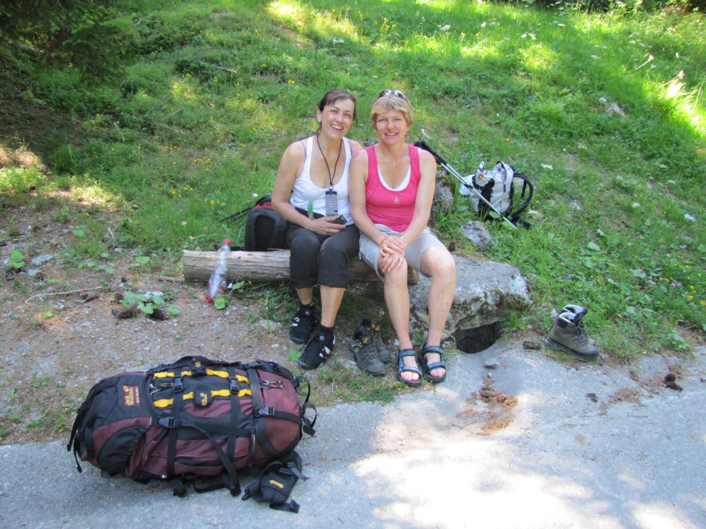 Franziska und Mäusi warten im Schatten der Bäume auf den Taxi