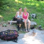 Franziska und Mäusi warten im Schatten der Bäume auf den Taxi