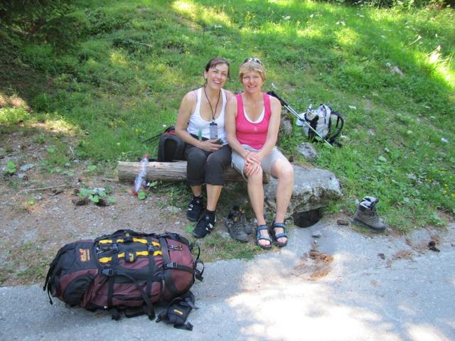 Franziska und Mäusi warten im Schatten der Bäume auf den Taxi