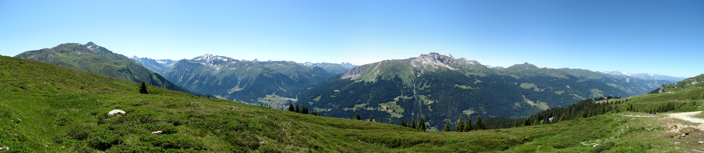 was für ein Breitbildfoto. Links der Älpeltispitz, in der Mitte Klosters-Davos, Rechts der Weissfluh