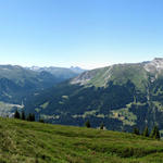 was für ein Breitbildfoto. Links der Älpeltispitz, in der Mitte Klosters-Davos, Rechts der Weissfluh