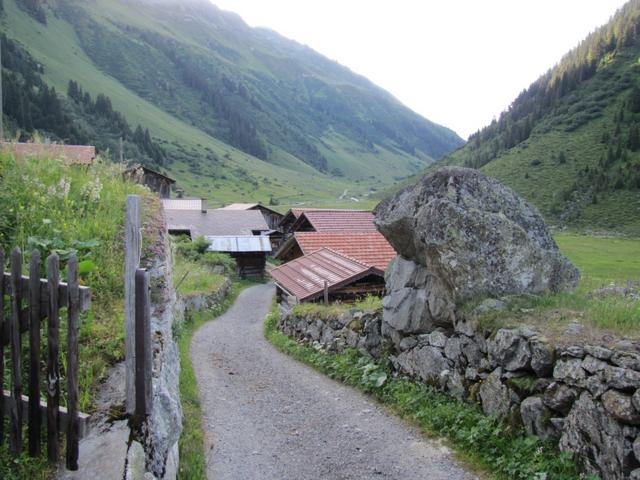 wir verlassen das schön gelegene Bergdorf Schlappin und laufen ins Schlappintal rein