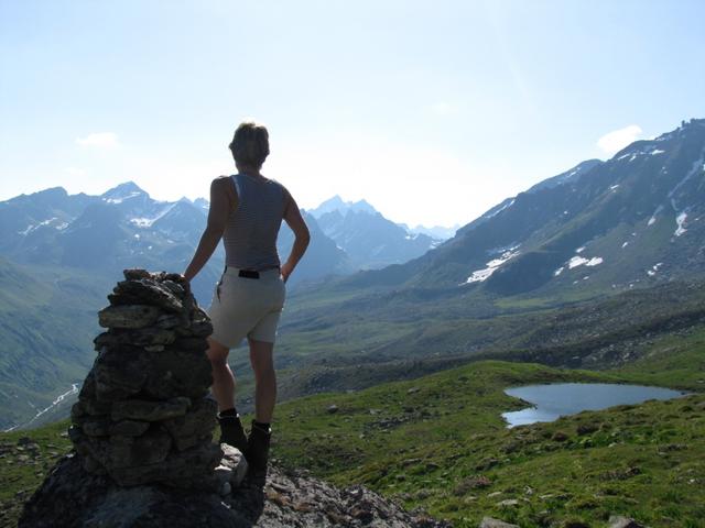 Mäusi bestaunt die Seenlandschaft Bi den Seewjenen