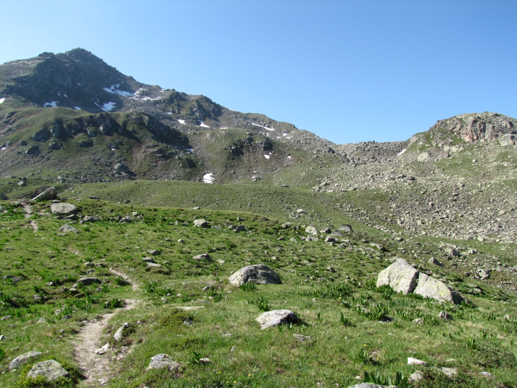 der Weg führt im Gebiet Chessi weiter aufwärts. Der Älpeltispitz, wird links liegengelassen