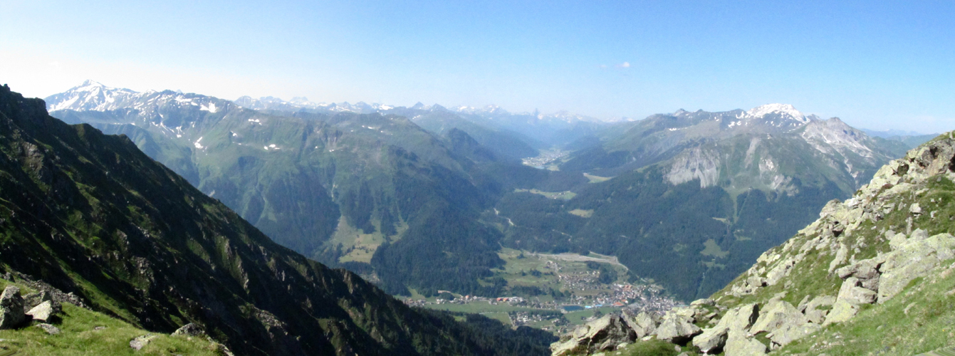 das erste grandiose Breitbildfoto mit Blick Richtung Prätigau und Davoser Hochtal