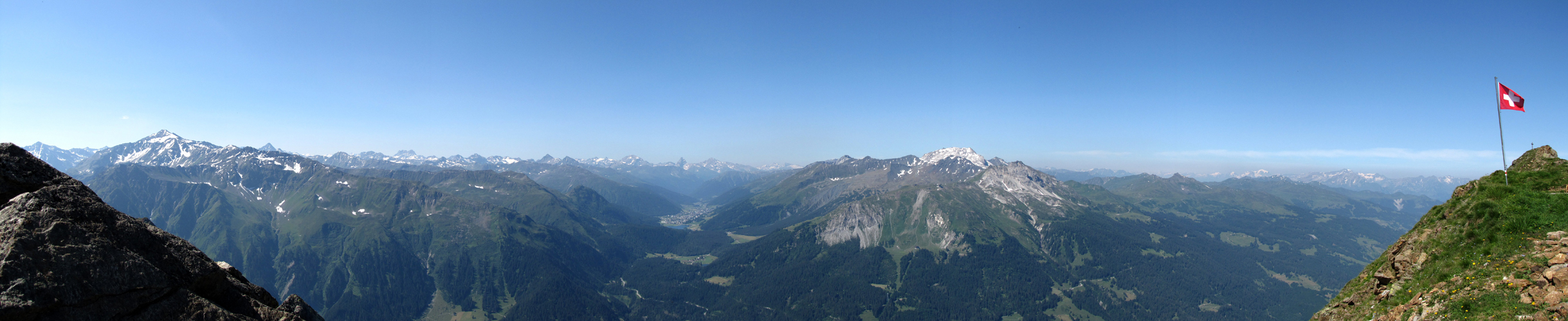 was für ein gewaltiges Breitbildfoto von der Kessihütte aus gesehen. Unzählige Berge schön aufgereiht