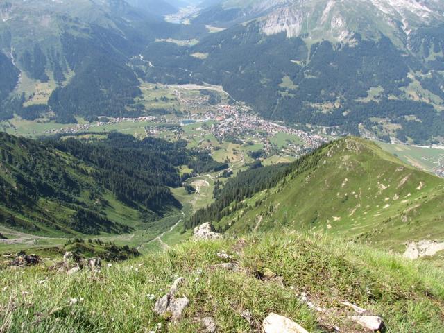 Tiefblick vom Aussichtspunkt runter nach Kloster. Rechts gut ersichtlich der Gratweg