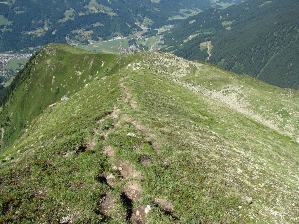 wenn man den Tiefblick links nicht mag, kann man rechts den Hang runterlaufen