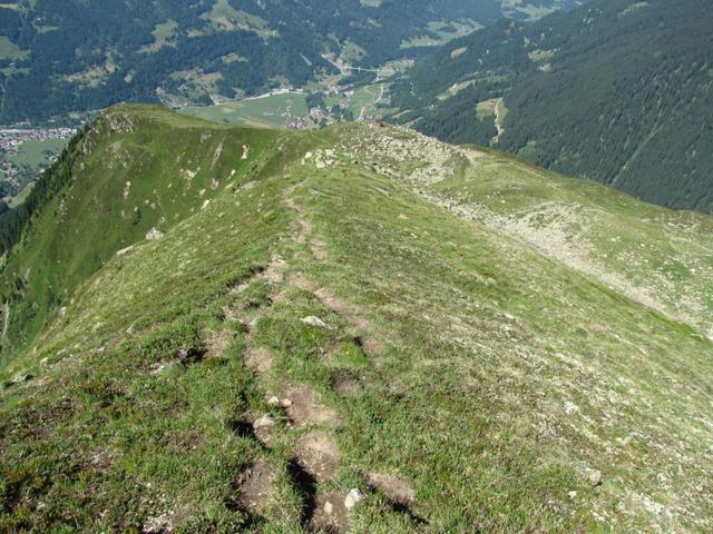 wenn man den Tiefblick links nicht mag, kann man rechts den Hang runterlaufen