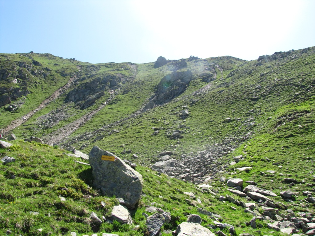 bei Punkt 2259 m.ü.M. macht der Wanderweg auf der 25'000 Karte einen Bogen.