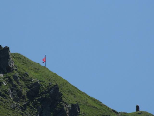 man sieht noch die Fahne der Kessigrathütte