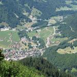 Tiefblick runter nach Klosters. Gut ersichtlich die neue Brücke die einem nach Davos bringt