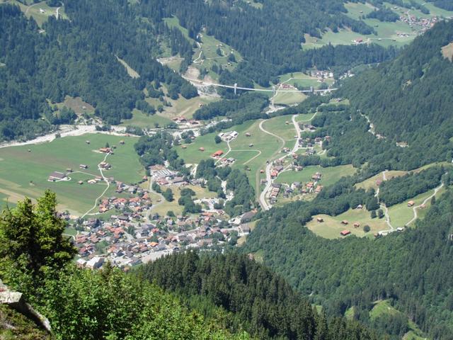 Tiefblick runter nach Klosters. Gut ersichtlich die neue Brücke die einem nach Davos bringt