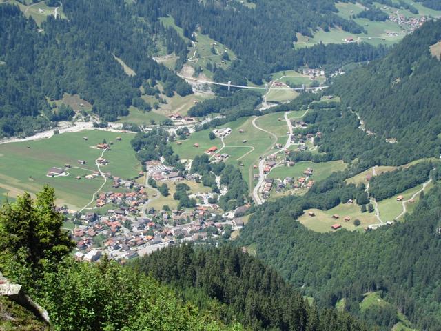 Tiefblick runter nach Klosters. Gut ersichtlich die neue Brücke die einem nach Davos bringt